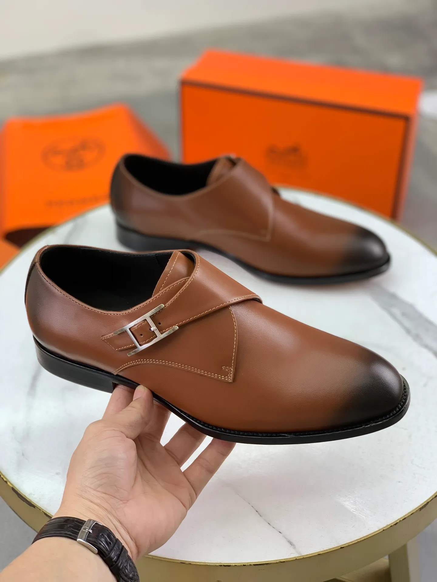Factory price P940 💰💎💎💎 Original genuine leather outsole Brand: Hermès Grade: Same as the official website Original quality materials: Original soft calfskin Water-dyed cowhide lining Original Italian genuine leather outsole Style categories: Men's fashion Formal casual leather shoes Slip-on men's shoes series Young fashion European and American trends British style Code number: 39-45 (38.46 can be customized)